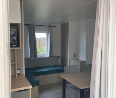 Intérieur salon et coin repas du Charmant mobil home premium L048