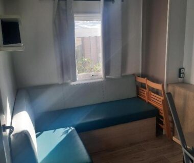 Coin salon lumineux dans le Charmant mobil home premium L048