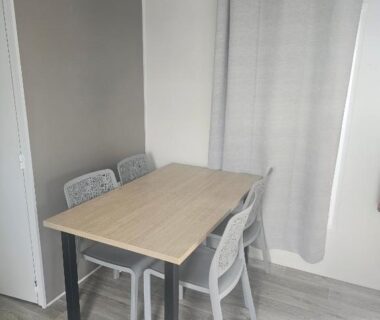 Coin repas dans le mobil home avec table et chaises du Charmant mobil home premium L048