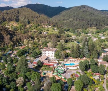 Vue aérienne du camping avec piscine et toboggans au Château de l'Hom
