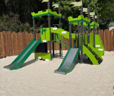 Terrain de jeux sur sable avec toboggans au Château de l'Hom