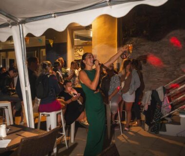 Terrasse animée avec chanteuse au Château de l'Hom