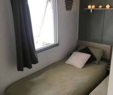 Chambre avec lit simple et fenêtre au camping Chaussy55