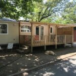 Mobil home ombragé avec terrasse et chien au camping Chaussy55