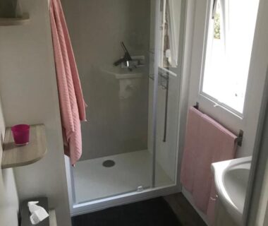 Salle de douche compacte avec cabine et lavabo du Chaussy55