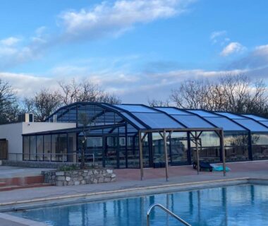 Piscine extérieure avec abri vitré et bassin découvert au camping Chaussy55