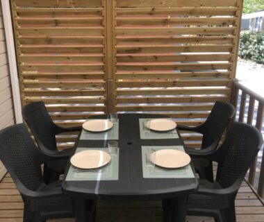Terrasse couverte avec table dressée et quatre chaises du Chaussy55