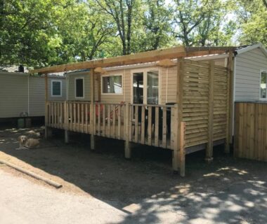 Terrasse en bois ombragée au mobil-home Chaussy55