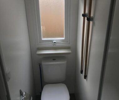 Toilettes avec fenêtre et canalisations au camping Chaussy55