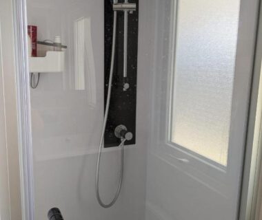 Douche cabine avec colonne de douche dans le mobil home Chez Bruno & Sophie Mobil home luxe 6-8P BORA BORA