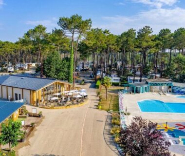 Piscine et pataugeoire dans la pinède au camping Chez Bruno et Sophie Mobil home luxe 6-8P BORA BORA