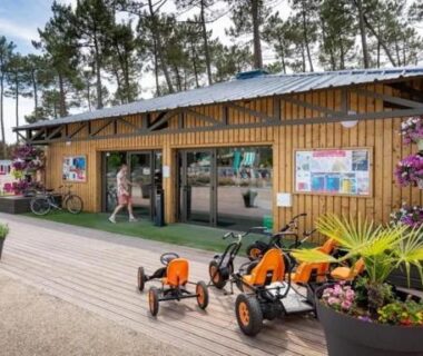 Entrée avec karts à pédales et végétation au camping Chez Bruno et Sophie Mobil home luxe 6-8P BORA BORA