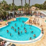 Piscine extérieure animée avec baigneurs au camping Chez Cédric et Vivi mobil home 6 pers