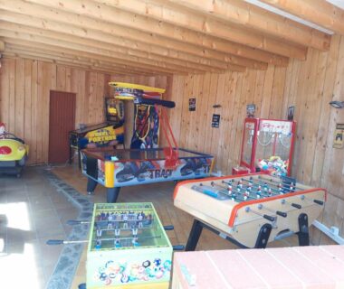 Salle de jeux avec baby-foot et air hockey dans le mobil home Chez Cédric et Vivi mobil home 6 pers