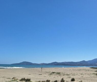 Plage et mer avec montagnes en arrière-plan depuis Chez Cédric et Vivi mobil home 6 pers