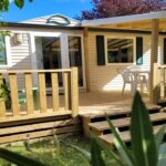Terrasse couverte avec table et chaises du mobil-home Chez Coralie