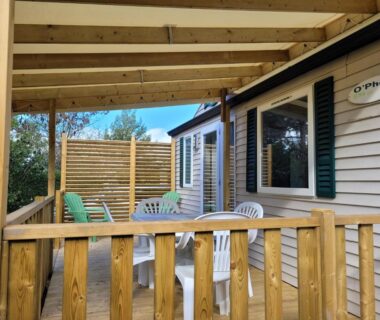 Terrasse couverte avec chaises et table du mobil-home Chez Coralie