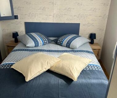 Chambre avec lit double et rangements dans le camping Chez Dom & Oli camping GINA PARK