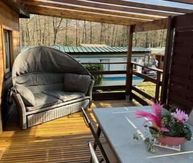 Terrasse couverte avec banquette et table au mobile-home Chez Dom et Oli camping GINA PARK