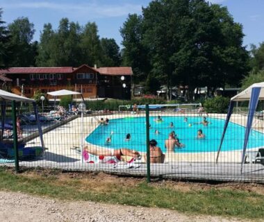 Piscine extérieure et transats au camping Chez Dom & Oli camping GINA PARK