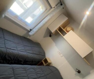 Chambre avec deux lits simples et fenêtre dans l'hébergement Chez Gill & Clo