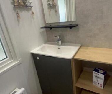 Salle d'eau avec lavabo et miroir du mobil-home Chez Gill & Clo