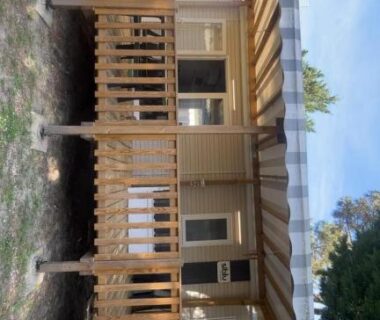 Terrasse en bois devant mobil-home au camping Chez Gill & Clo