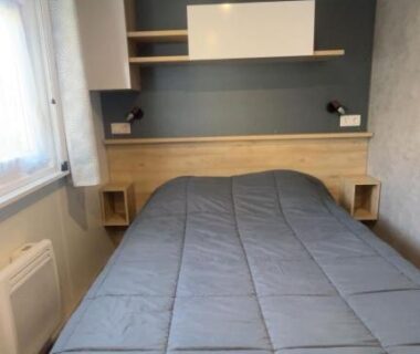 Chambre avec lit double et rangements dans l'hébergement Chez Gill et Clo
