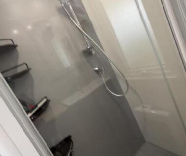 Salle d'eau avec cabine de douche dans l'hébergement Chez Gill & Clo