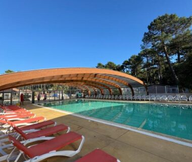 Piscine extérieure et transats au camping Chez Greg et ilhem