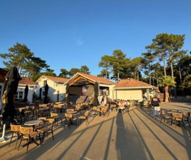 Terrasse extérieure avec tables et chaises au camping Chez Greg et Ilhem