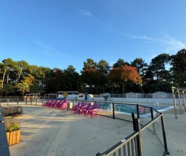 Bord de piscine avec transats roses au camping Chez Greg et ilhem