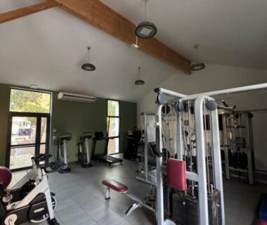 Salle de fitness avec appareils de musculation dans le camping Chez Greg et ilhem