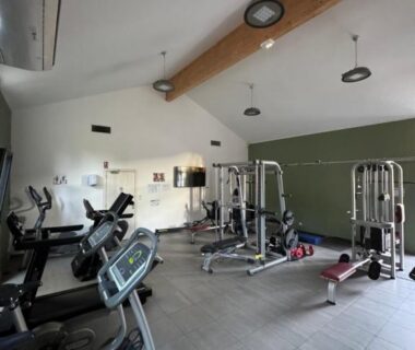 Salle de sport avec tapis de course vélos et appareils de musculation au camping Chez Greg et ilhem