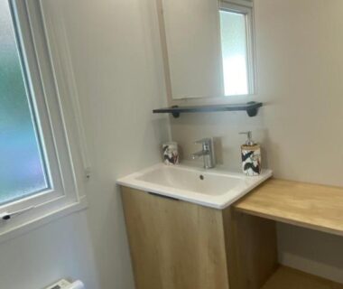 Salle d'eau avec lavabo miroir et meuble en bois de Chez Isa