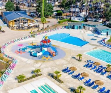 Espace piscine central avec toboggan et transats au camping Chez Isa