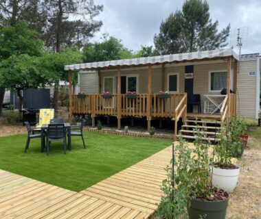 Terrasse en bois avec salon de jardin devant mobil home Chez Isa