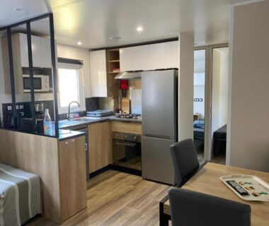 Intérieur du mobil-home avec cuisine équipée et coin repas Chez Isa