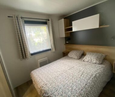 Chambre double avec lit et fenêtre au camping Chez Isa