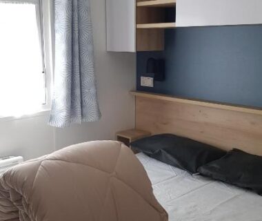 Chambre avec lit et rangements dans l'hébergement Chez Loulou F77