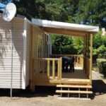 Terrasse en bois d'un mobil-home dans la pinède du camping Chez Loulou F77