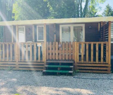 Terrasse en bois devant mobil home au camping Chez Nathalie mobil home chauffé et climatisé