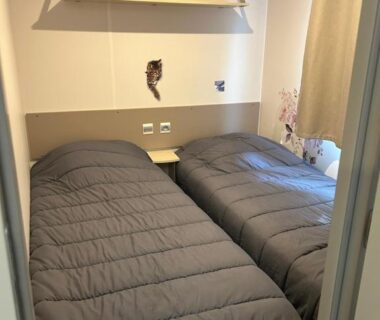 Chambre intérieure avec deux lits au mobil home Chez Nathalie mobil home chauffé et climatisé