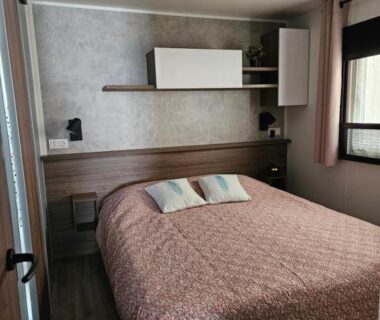 Chambre avec lit double et rangements dans l'hébergement Chez Sandy et Romain