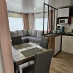 Salon et kitchenette dans le mobil-home Chez Sandy et Romain