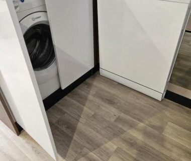 Cuisine équipée avec lave-linge et lave-vaisselle dans le logement Chez Sandy et Romain