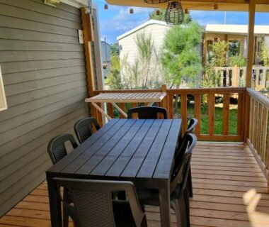 Terrasse couverte avec table et chaises du Bungalow Paisible aux Viviers Chez Seb et Sarah
