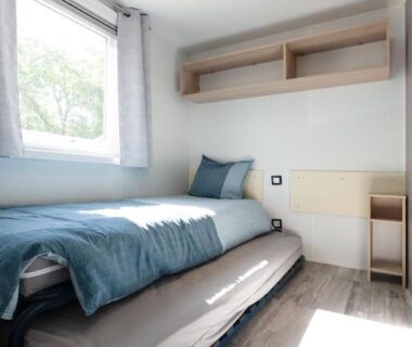 Chambre avec lit gigogne et fenêtre dans le mobil-home Chez gaby