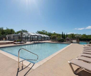 Piscine extérieure avec chaises longues au camping Chez gaby