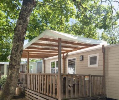 Terrasse en bois ombragée devant mobil-home au camping Chez gaby